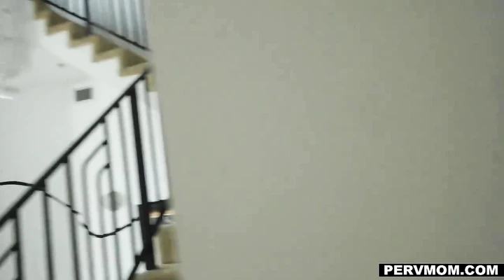 Жесткий секс с подросткой в тачке POV