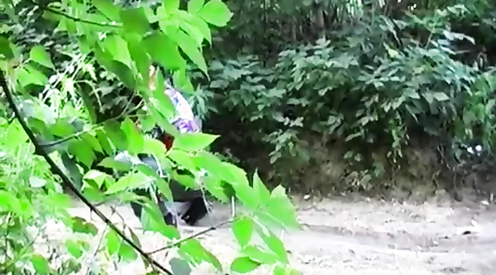 Жаркий секс на капоте: молодой парень оттрахал русскую шлюшку