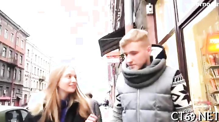 Жесткий порно русской шлюхе влепили трах за углом